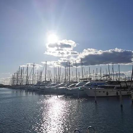 De 50m2 A 2 Pas Du Port Et Plage! *