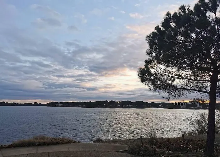 De 50m2 à 2 Pas Du Port Et Plage!