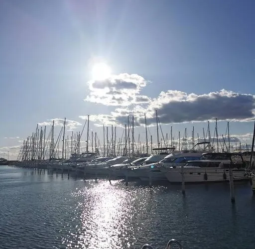 De 50m2 à 2 Pas Du Port Et Plage! *