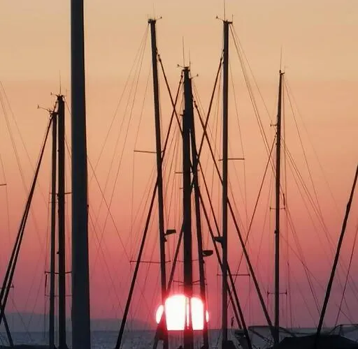 De 50m2 à 2 Pas Du Port Et Plage!